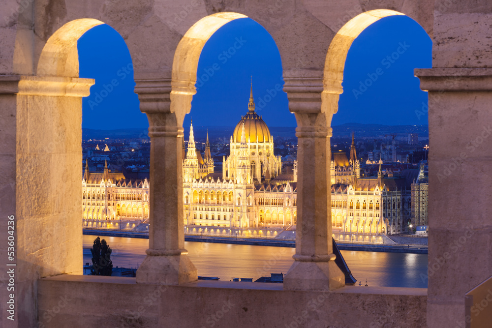 Obraz premium Zabytkowy budynek parlamentu