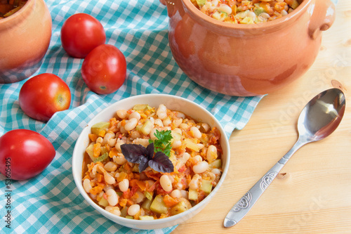 Baked white kidney beans with vegetables in a bowl