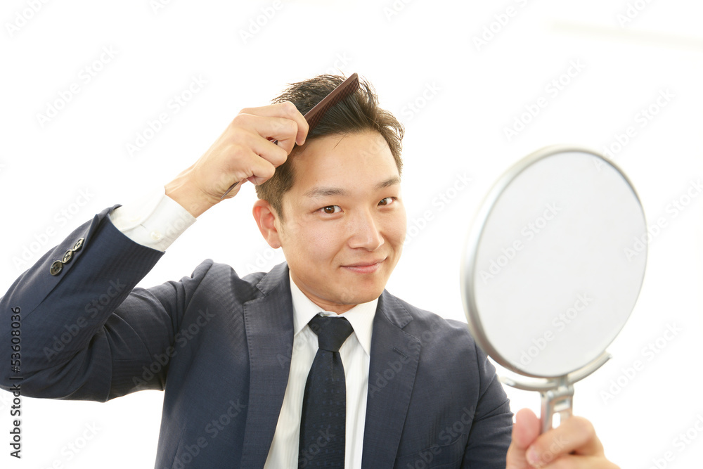ヘアセットをするビジネスマン
