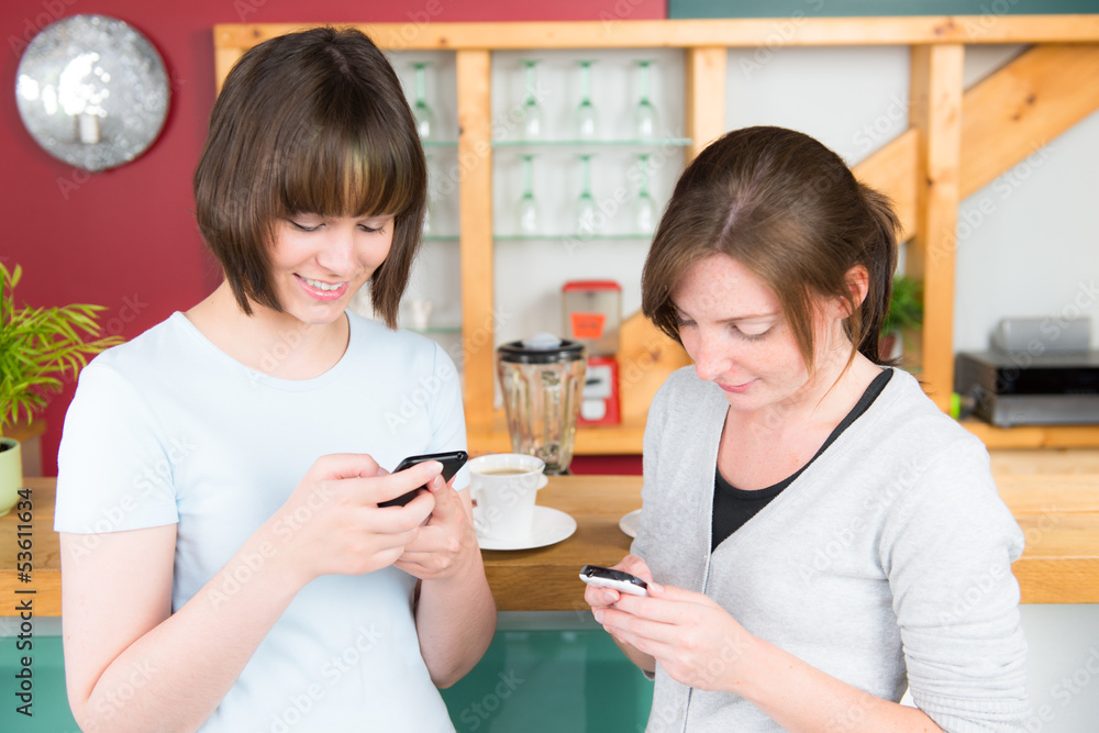 zwei freundinnen am smartphone zwei freundinnen am smartphone