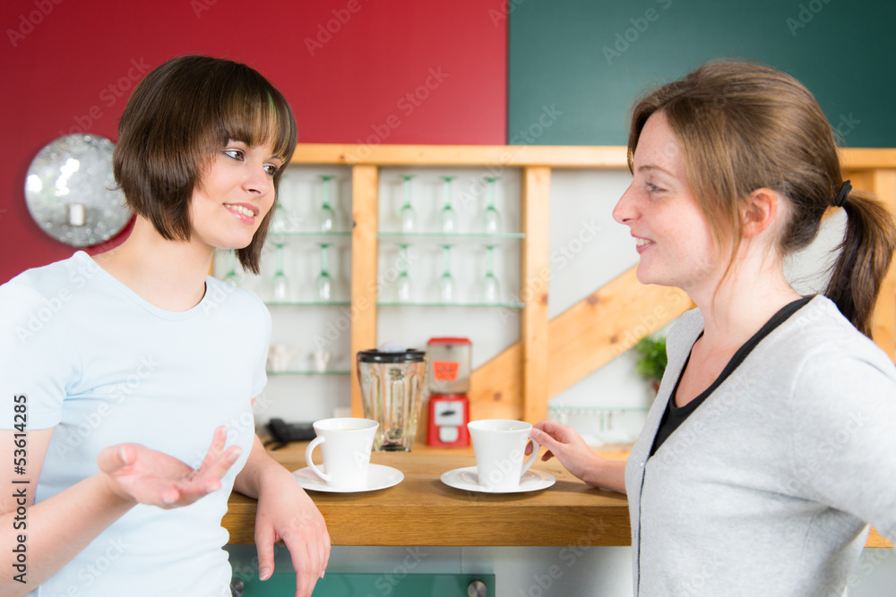 freundinnen unterhalten sich bei einem kaffee freundinnen unterhalten sich bei einem kaffee