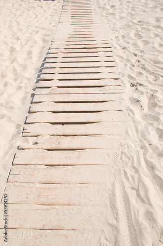 Strandsteg durch den Sand