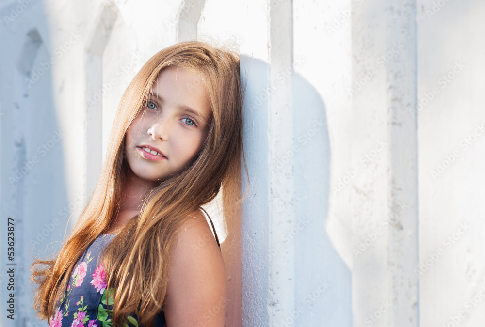 Fototapeta premium beautiful girl on background wall