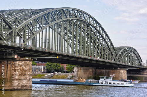 Colonia, puente Hohenzollern sobre el río Rin