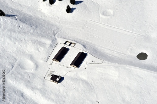 Baita innevata in alta montagna con neve photo