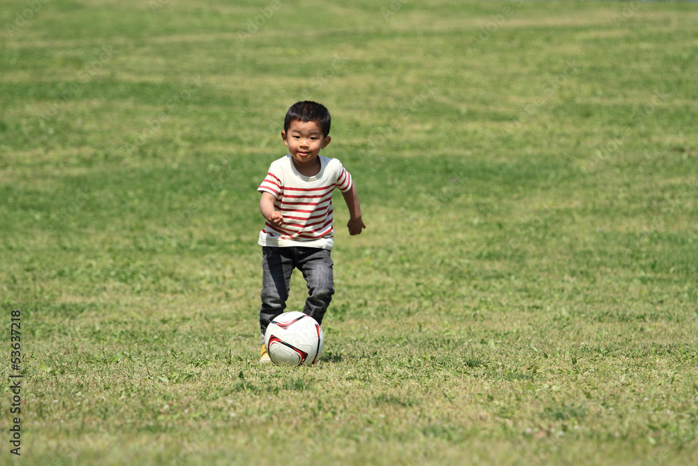 サッカーボールを蹴る幼児(3歳児) サッカーボールを蹴る幼児(3歳児)