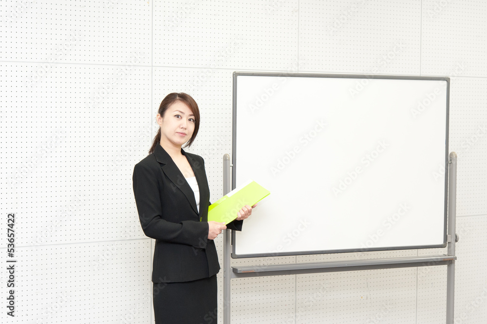 ホワイトボードと働く女性