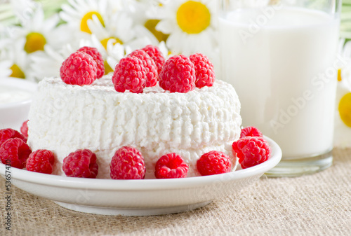 Cottage cheese with raspberries and milk