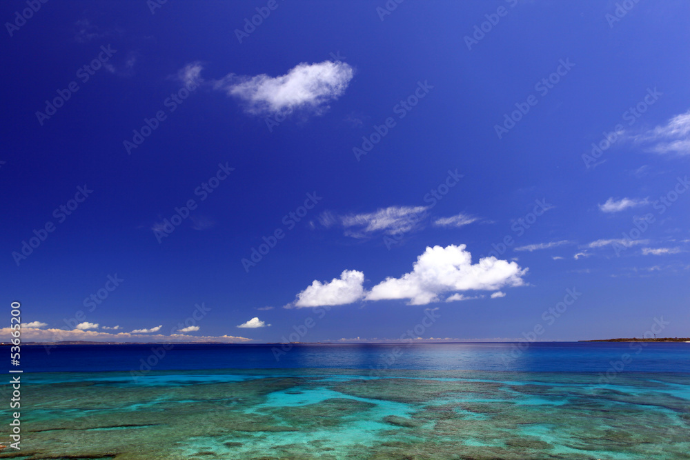 Fototapeta premium Piękna plaża Kerama i letnie niebo
