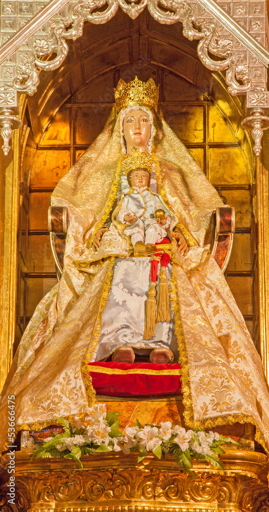 Fototapeta premium Madrid - Statue of Madonna in traditional dress