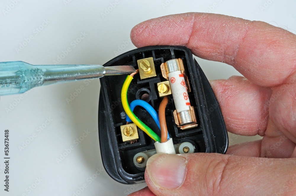 Wiring an English plug © Arena Photo UK Wiring an English plug © Arena Photo UK