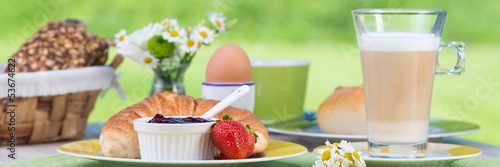 frühstückstisch mit milchkaffee photo