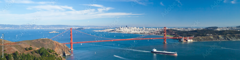 Fototapeta premium San Francisco Panorama w the Golden Gate bridge
