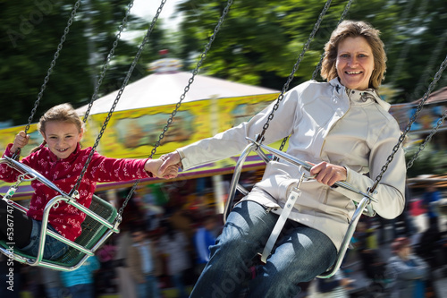 Oma und Enkelin auf dem Kettenkarussell photo