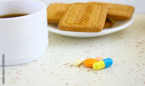 médicaments , matin avec le petit-déjeuner