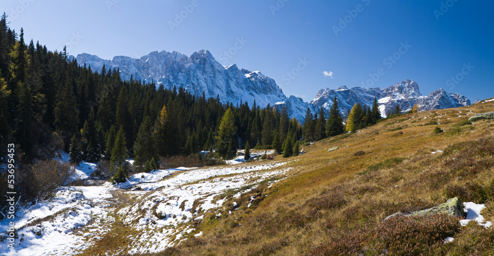 Fototapeta premium Wintereinbruch in den Bergen.