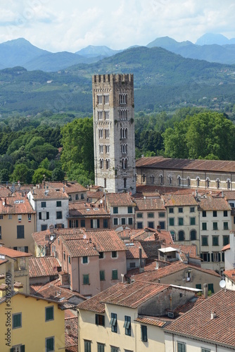 Houses and hills in Lucca