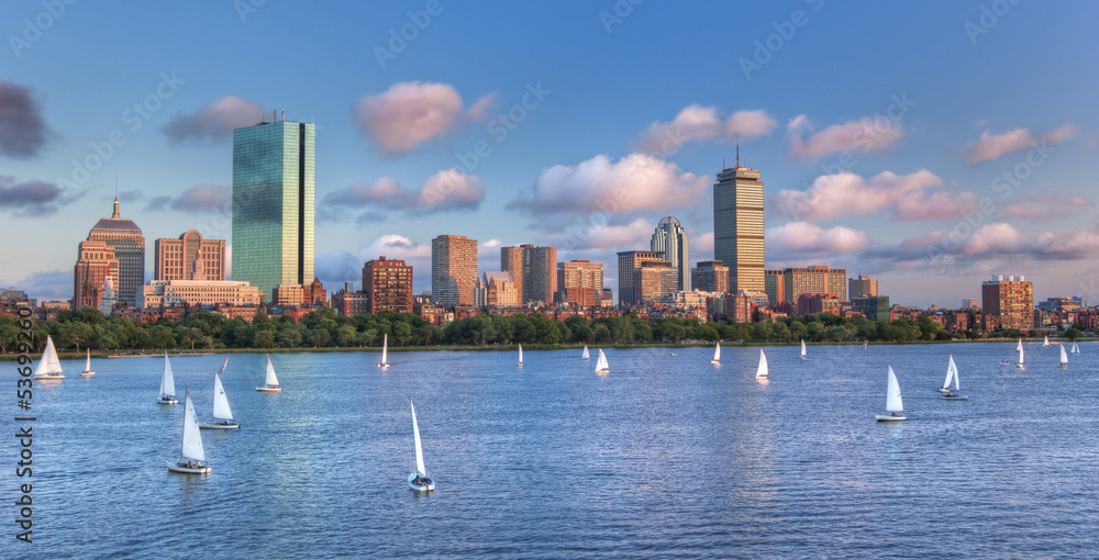 Naklejka premium Panoramiczny widok na The Boston Skyline przez Charles River Bas