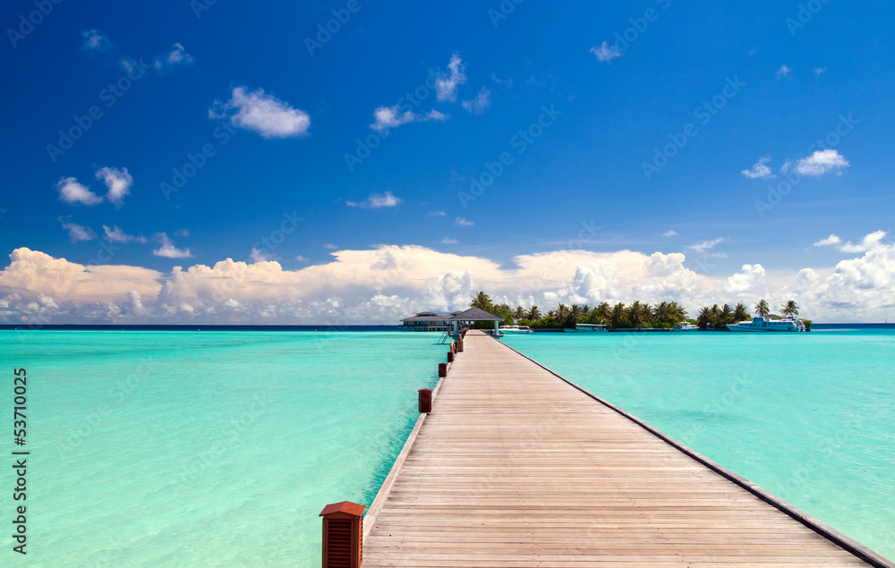 Holzbrücke zum Strand einer einsamen Insel