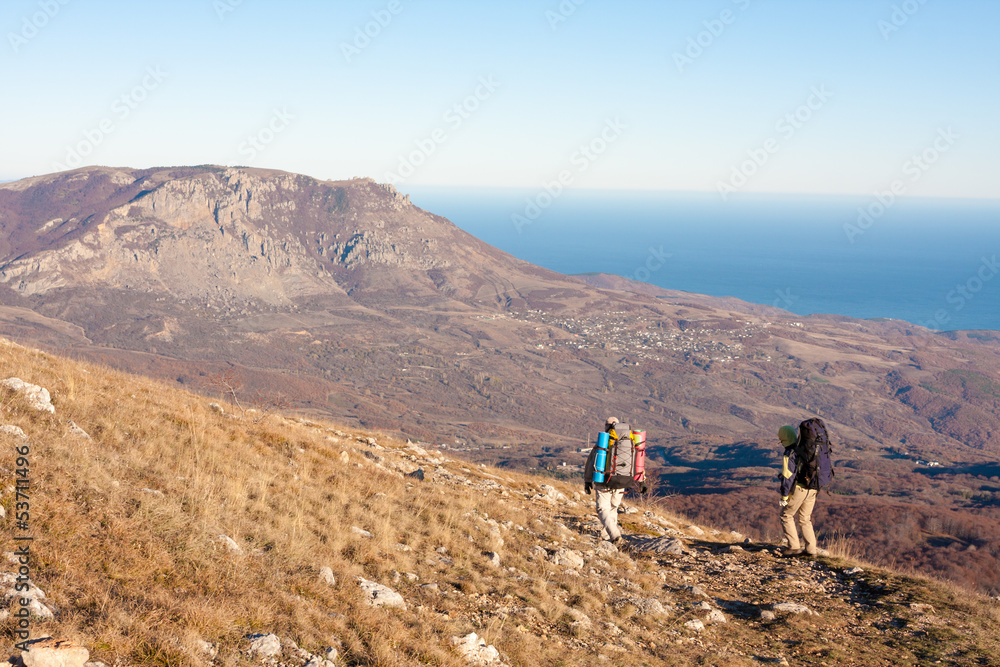 Obraz premium Hikers is walking on plateau in Crimea mountains