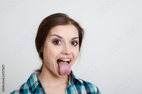 Photo young woman showing her tongue