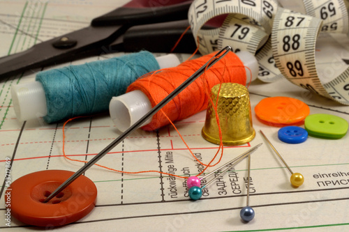 Tableau sur toile thread, buttons, needles, thimble and scissors in the pattern