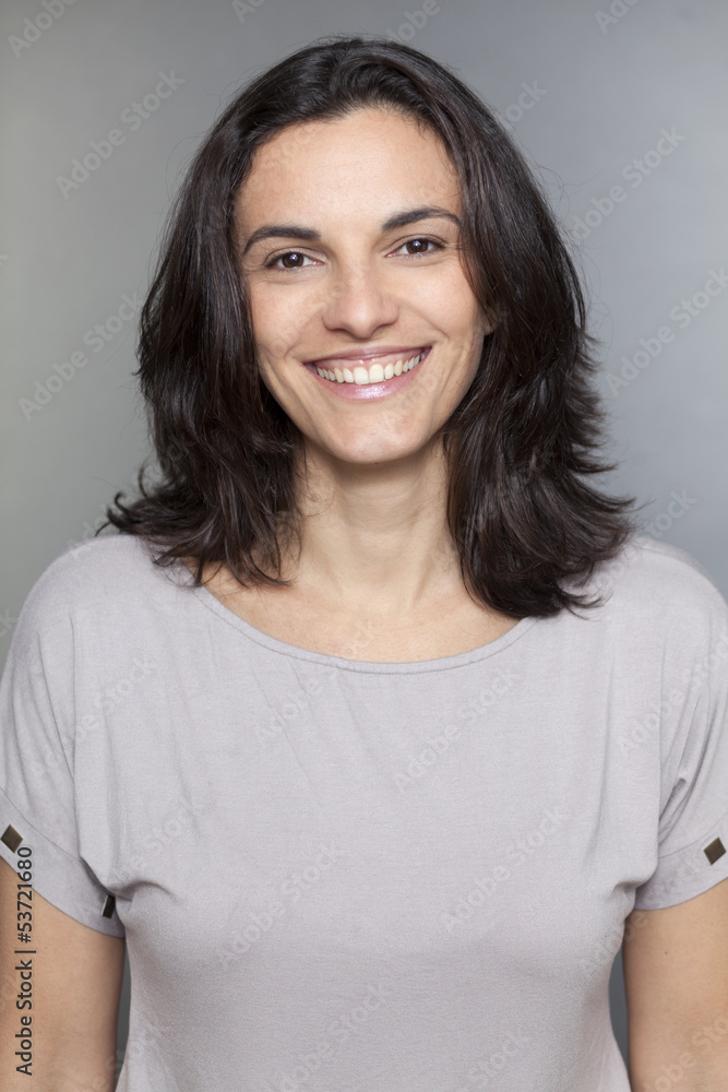 Südamerikanische Frau lächelt