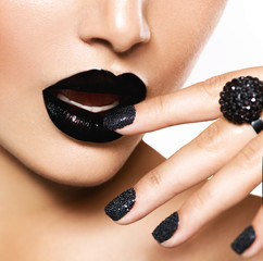 Canvas schilderij Fashion lippen Trendy zwarte manicure en lippen  © Subbotina Anna
