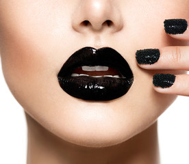Canvas schilderij Fashion lippen Zwarte caviaar manicure en lippen  © Subbotina Anna