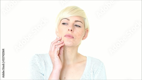 junge frau überlegt