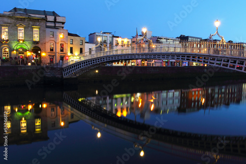 Canvas Print Ha'penny bridge at night in Dublin