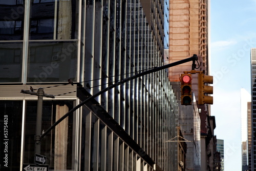 Immeuble et feu de signalisation. New York