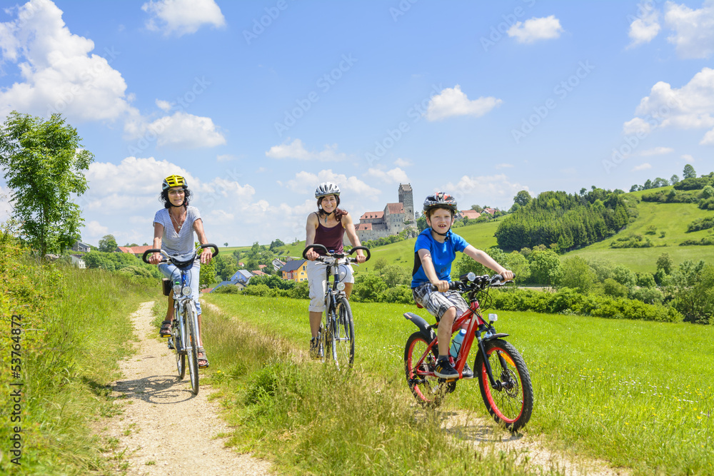 Radltour in idyllischer Landschaft