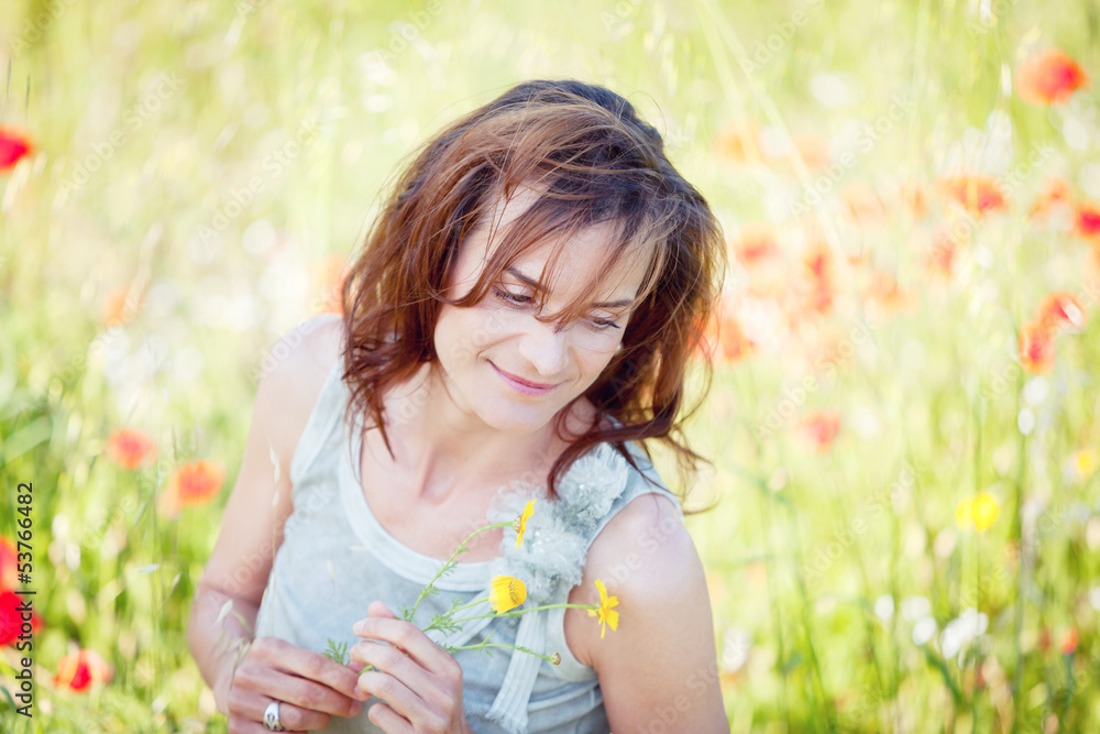 glückliche erwachsene frau im herbst sommer im freien glückliche erwachsene frau im herbst sommer im freien
