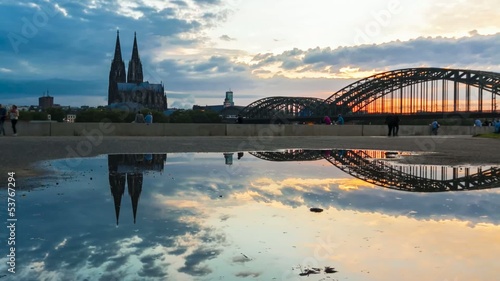 sonnenuntergan kölner dom mit spiegelung photo