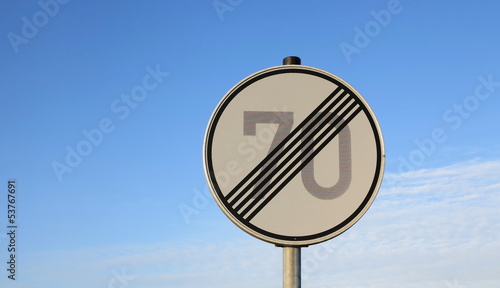 schild - ende der zulässigen geschwindigkeit siebzig