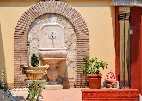 Fontana in muratura in giardino photo