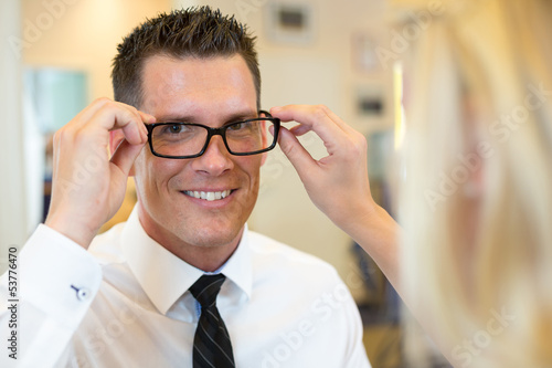 Optikerin berät Kunde über Brille and Brillengestell