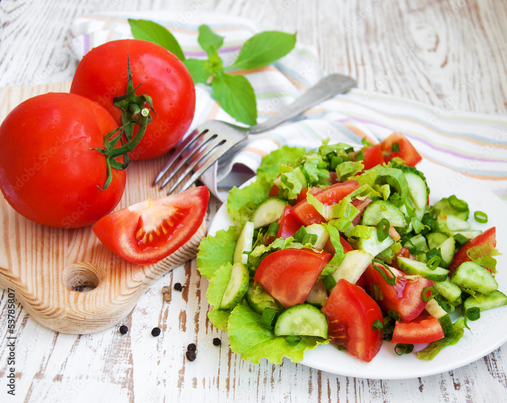 Spring salad with tomato