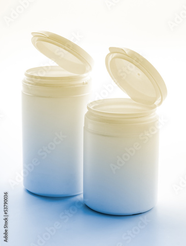 Zwei geöffnete weiße Kunststoffdosen