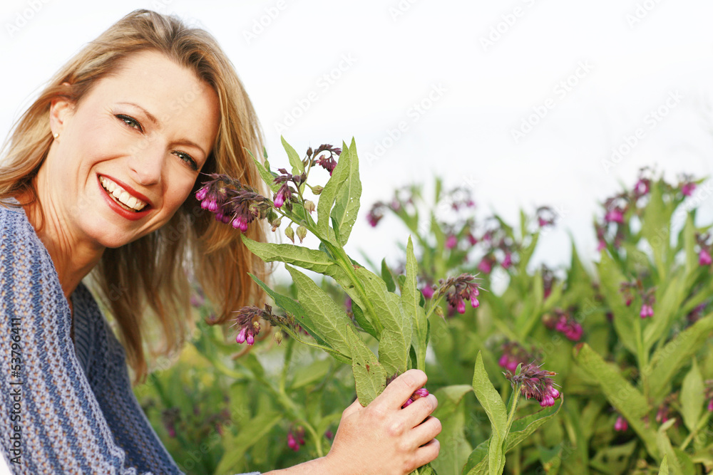 Hübsche Frau mit Beinwell Pflanze - Woman with Comfrey plant