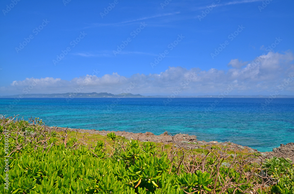 沖縄の崖と青い空と海