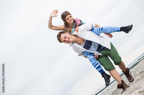 Junges Paar hat Spass am Strand