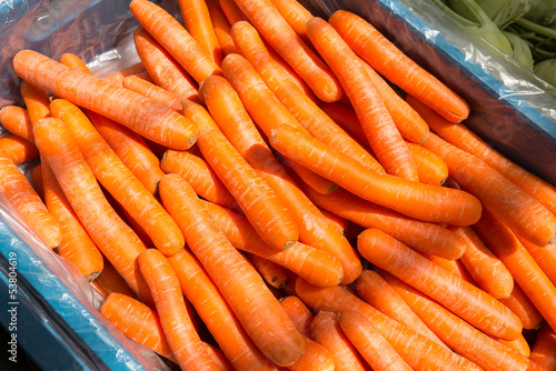 Frische Karotten in Auslage