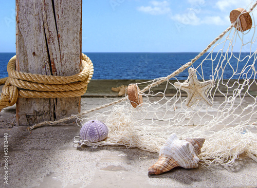 Fototapeta Naklejka Na Ścianę i Meble -  Fischernetz mit Meeresschätzen