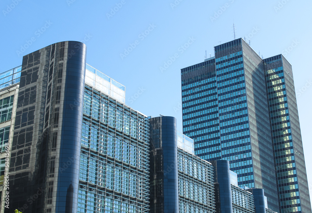 Naklejka premium Mirror Office Block with Blue Sky