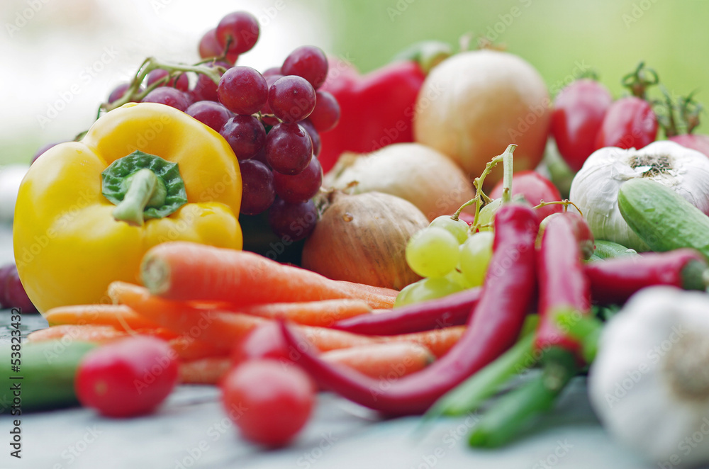 Gesundes Obst und Gemüse auf dem Tisch, buntes Potpourri aus verschiedenen Sorten gemixt