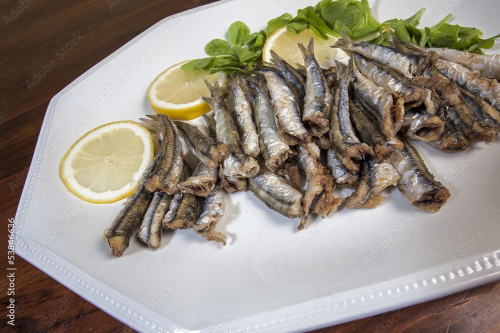 Piatto di alici fritte con radicchio e limone Piatto di alici fritte con radicchio e limone