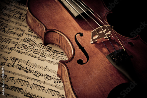 Geige mit Notenblatt