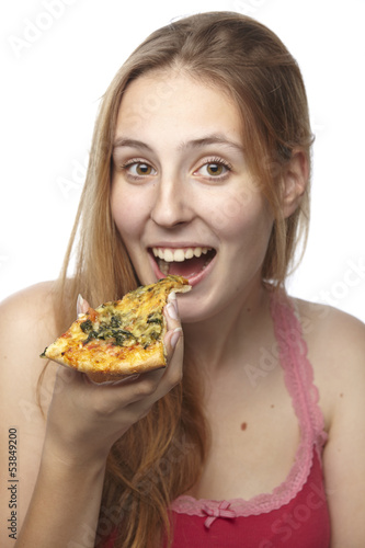 Junge Frau isst ein St  ck Pizza